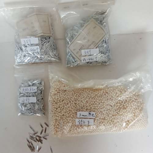 清理日本進口古舊存貨。兩孔/三孔鋁條可穿2/3行珠串，及一包無孔3mm人做養珠350克...