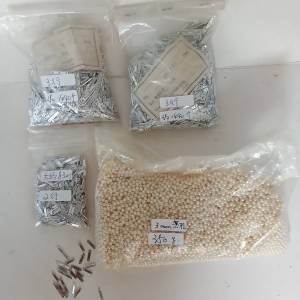清理日本進口古舊存貨。兩孔/三孔鋁條可穿2/3行珠串，及一包無孔3mm人做養珠350克...