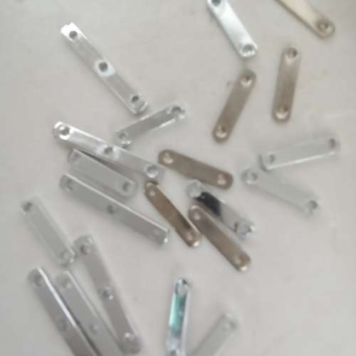 清理日本進口古舊存貨。兩孔/三孔鋁條可穿2/3行珠串，及一包無孔3mm人做養珠350克...