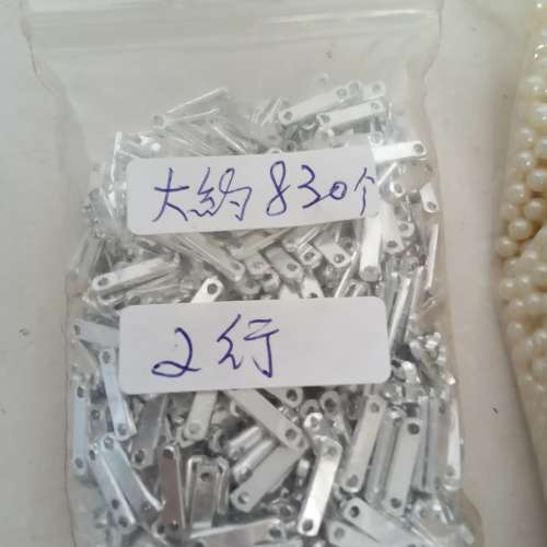 清理日本進口古舊存貨。兩孔/三孔鋁條可穿2/3行珠串，及一包無孔3mm人做養珠350克...