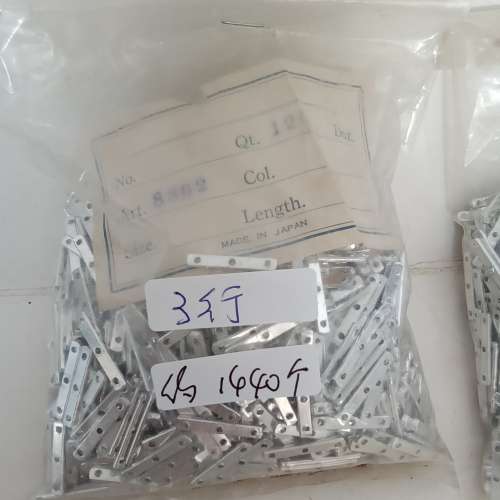 清理日本進口古舊存貨。兩孔/三孔鋁條可穿2/3行珠串，及一包無孔3mm人做養珠350克...