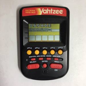 美國電子手持《亞赫采》Yahtzee計分遊戲機。一部鍛練大腦的遊戲機，老少相宜。100%...