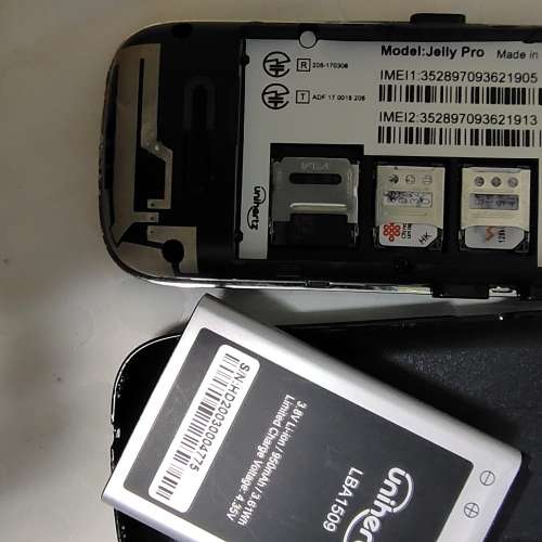 9成新超小型手機 Jelly pro 全部功能都有 3+32 三卡槽兩張電話卡一張記憶卡擴充 也...