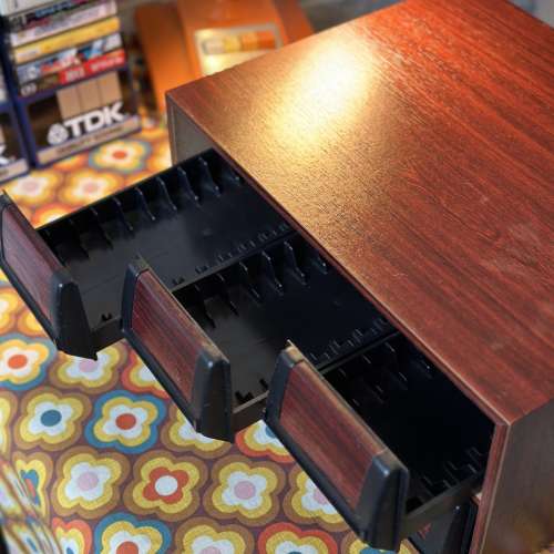 出售雙層 cassette 錄音帶 收納盒一個，尺寸長37.5深32高28.5cm，可放90盒帶，整體...
