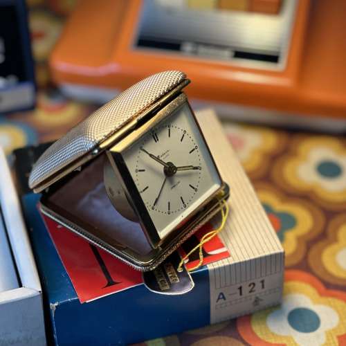 出售昭和時期，全新庫存 精工SEIKO旅行上錬鐘一個，有盒有保養証及包裝，全新品罕有...