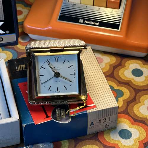 出售昭和時期，全新庫存 精工SEIKO旅行上錬鐘一個，有盒有保養証及包裝，全新品罕有...