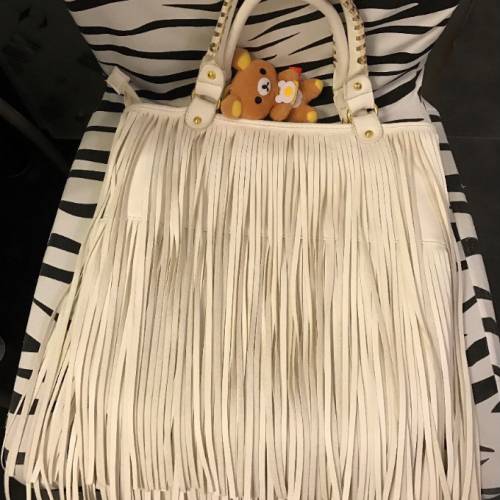 米白色流蘇手抽/上肩手袋 (附送可愛鬆弛熊掛飾)