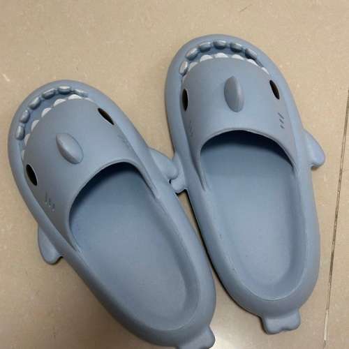 全新 鯊魚拖鞋 天藍色 踩屎感 44-45碼 EU shark comfy comfirt sandals flip flops...