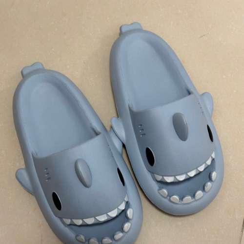 全新 鯊魚拖鞋 天藍色 踩屎感 44-45碼 EU shark comfy comfirt sandals flip flops...