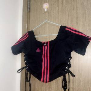 adidas remake 上衣（全新）