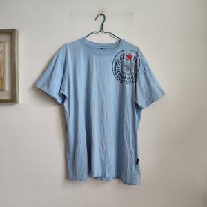 Blue T-shirt · 藍色T恤
