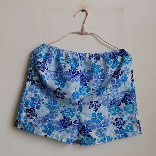 Blue Shorts · 藍色短褲