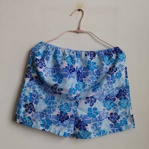 Blue Shorts · 藍色短褲