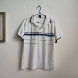 白色企領短袖衫 · White Polo Shirt ·