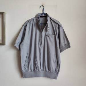 Grey Tee · 灰色T恤