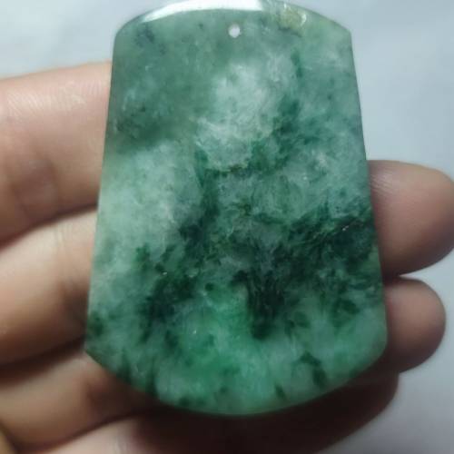 天然翡翠 陽綠飄花山水牌吊墜