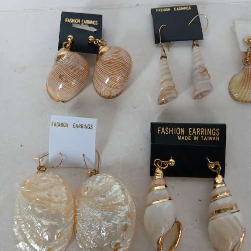 清理古舊存貨，一手八對 貝殼耳環，加送五對新耳针，共售200元。noD22.9.24