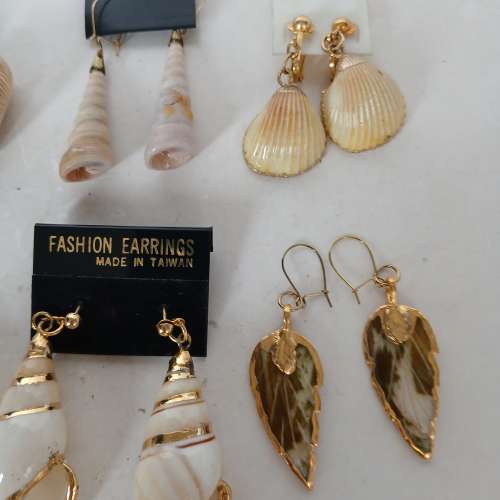 清理古舊存貨，一手八對 貝殼耳環，加送五對新耳针，共售200元。noD22.9.24