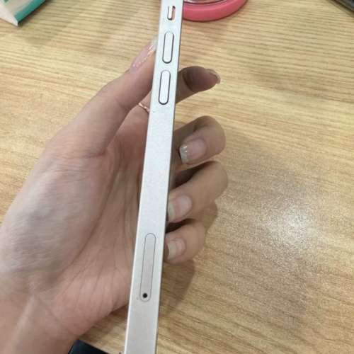 Apple iPhone 13 512G ， 6.1寸大螢幕，電池效能91 ％，功能全部正常運作，已貼貴價...
