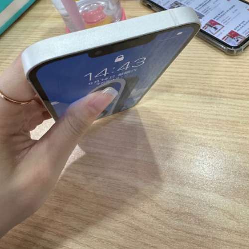 Apple iPhone 13 512G ， 6.1寸大螢幕，電池效能91 ％，功能全部正常運作，已貼貴價...