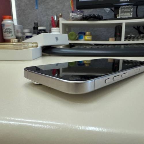 iphone 15pro (白色肽金屬）