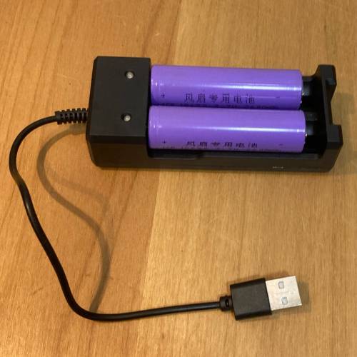 隨身風扇，附送充電器和三粒電池