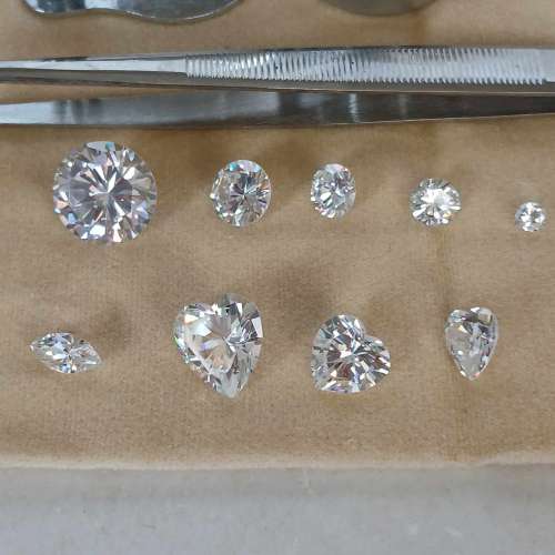 一套CZ人造鑽石十粒。圓形及心形等.一支四爪石叉，一個石鉗，一個日本十倍放大鏡，...