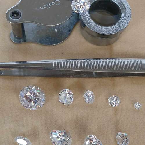 一套CZ人造鑽石十粒。圓形及心形等.一支四爪石叉，一個石鉗，一個日本十倍放大鏡，...