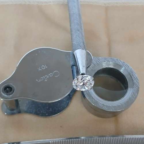 一套CZ人造鑽石十粒。圓形及心形等.一支四爪石叉，一個石鉗，一個日本十倍放大鏡，...