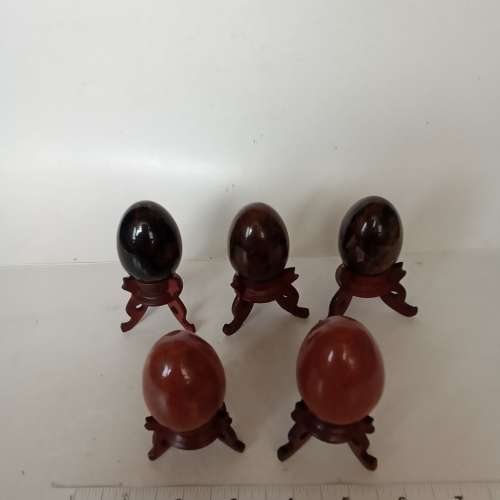 一手五個天然半寶石約2寸幸運招財蛋，紅曜石及紅碧玉mahogony/red jasper，連陳列...