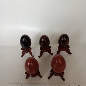 一手五個天然半寶石約2寸幸運招財蛋，紅曜石及紅碧玉mahogony/red jasper，連陳列...