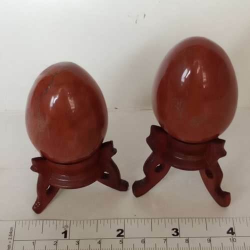 一手五個天然半寶石約2寸幸運招財蛋，紅曜石及紅碧玉mahogony/red jasper，連陳列...