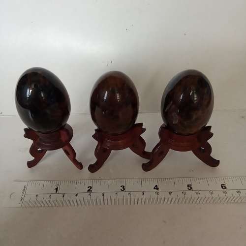 一手五個天然半寶石約2寸幸運招財蛋，紅曜石及紅碧玉mahogony/red jasper，連陳列...