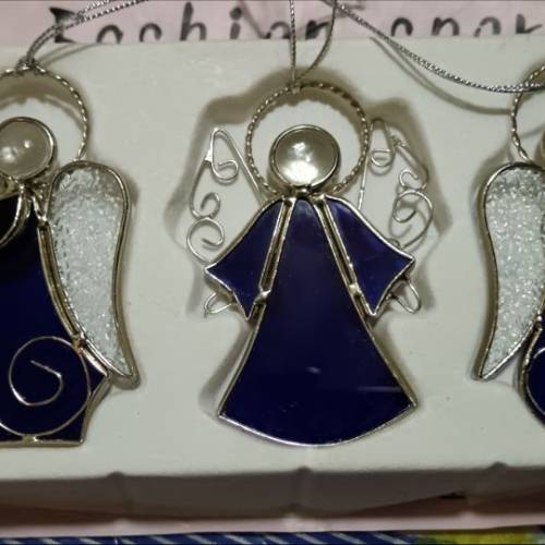 彩色玻璃藍天使耶穌降生。