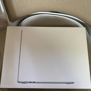 賣全新macbook air m3 15" 8+256 銀色