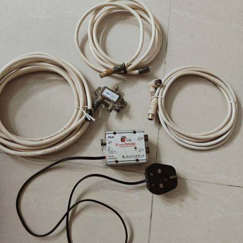 電視信號放大器以及幾條電視銅芯線