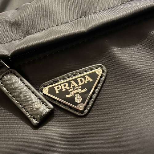 黑色降落傘防水電腦背囊