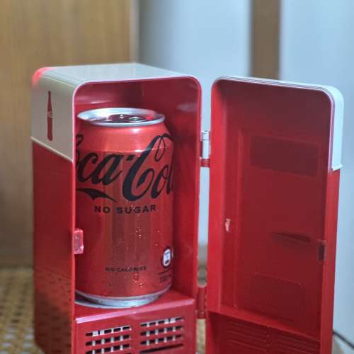 出售Coca Cola usb雪櫃仔一個，可雪一罐汽水，100%正常，外觀90%新，有意請pm我，謝謝