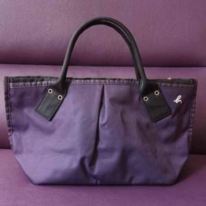 (只限將軍澳地鐵站)Agnes b handbag 餃子袋