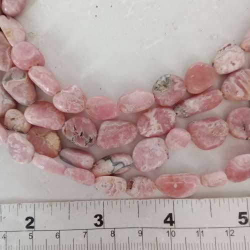 一手四條天然紅紋寶石不定形珠串長約16寸，清貨共售300元，單條150元。no.B5.9.24