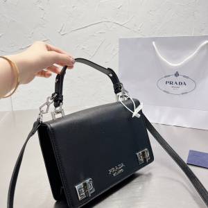 Hand envelope chain bag