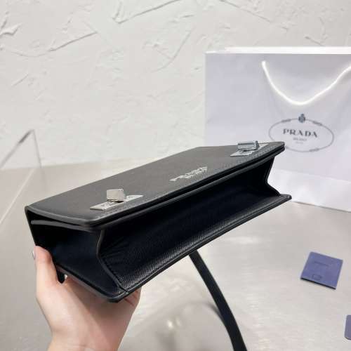 Hand envelope chain bag