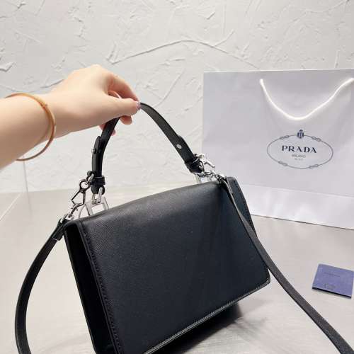 Hand envelope chain bag