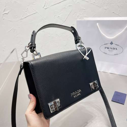 Hand envelope chain bag