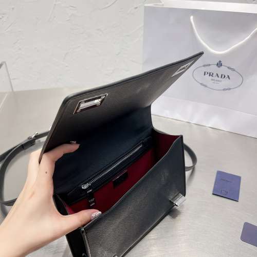 Hand envelope chain bag