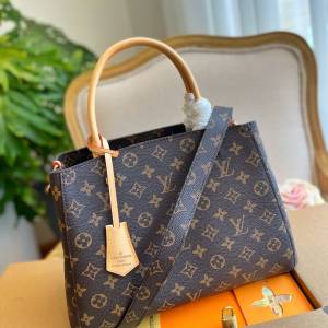 Louis Vuitton classic Montaigne bag