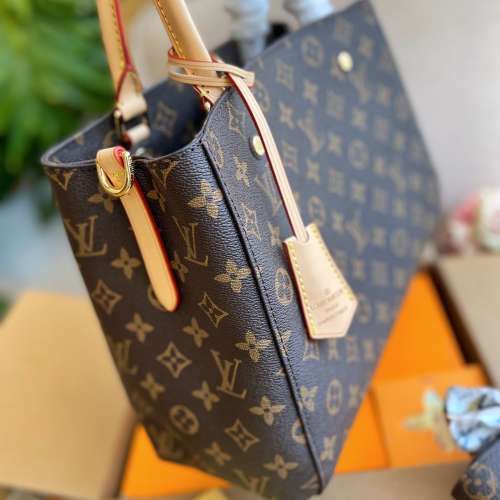 Louis Vuitton classic Montaigne bag