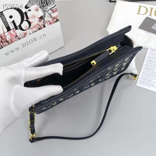 Hobo underarm bag size: 23.5*15*6cm