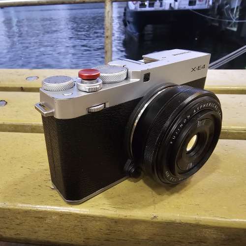 Fujifilm X-E4 銀色 body, 不連鏡頭
