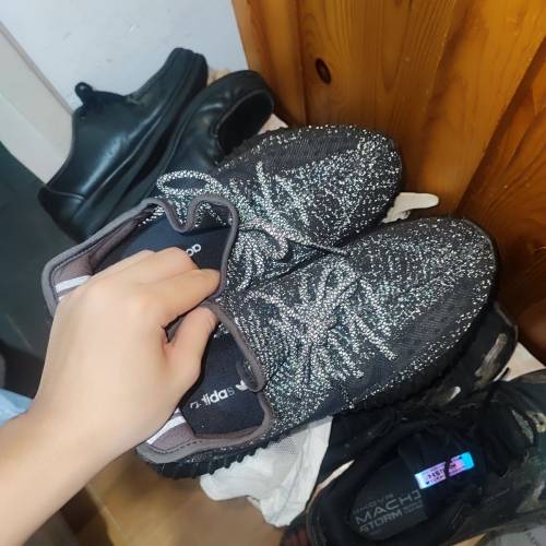 yeezy 350v2黑滿天星